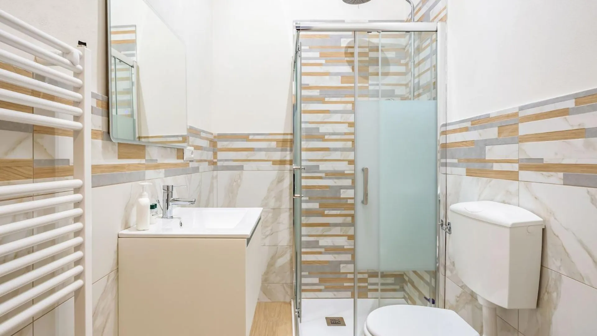 Lucca Comfy Apt With Private Garden And Parking! 0*,  Italia